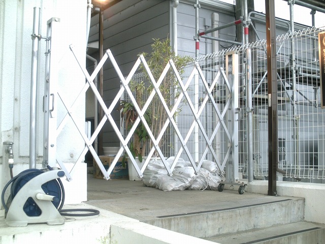 アルミクロスゲート 高さ2.0m Xタイプ 片開き - ゲート工業